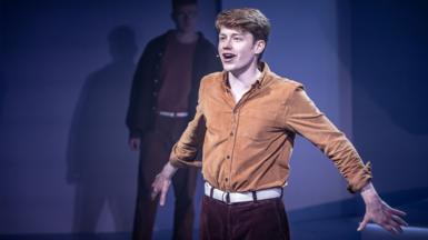 Gwïon yn actio ar lwyfan