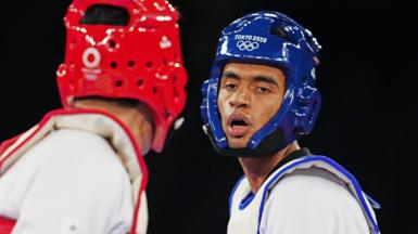 Farzad Mansouri faces off against an opponent at the Tokyo Olympics