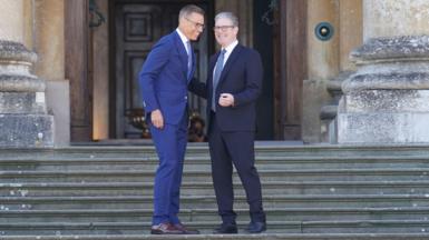 Keir Starmer smiles with the President of Finland Alexander Stubb on the steps of Blenheim Palace