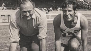 Ron gyda'i arwr Ken Jones wedi i Ron ennill ei wythfed deitl 100m gan guro record yr athletwr Ken Jones yn 1970