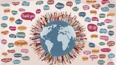 An cruinne-cè air a chuairteachadh le làmhan dhaoine a' smèideadh agus faclan iomadh cànain airson taing