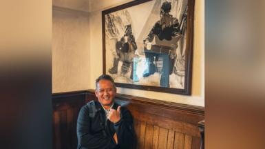 Tashi Tenzing o flaen llun ei daid
