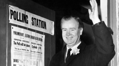 Gwynyfor Evans yn yr orsaf bleidleisio yn1966