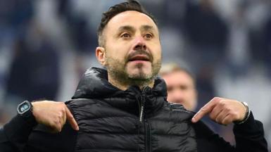 Roberto de Zerbi points to his chest