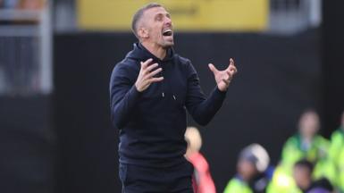 Wolves boss Gary O'Neil shows his frustration on the touchline