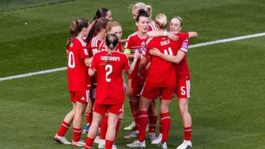 Cymru yn dathlu ennill 3-1 yn erbyn Y Weriniaeth Tsiec yn Stadiwm Dinas Caerdydd