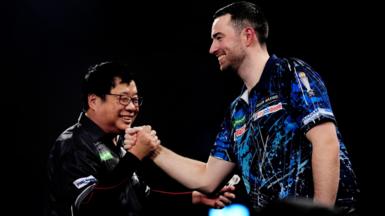 Luke Humphries shakes hands with Paul Lim