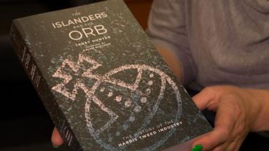 Leabhar 'The Islanders and the Orb'