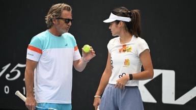 Francis Roig and Emma Raducanu speak on court