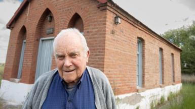 Y diweddar Aldwyn Brunt tu allan i Gapel Glan Alaw
