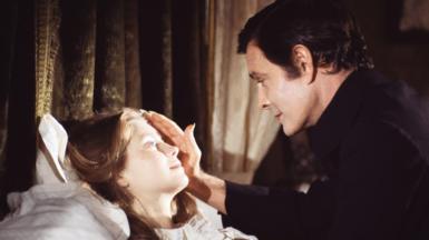 Judi Bowker as Wilhelmina Mina Westenra and Louis Jourdan as Dracula. in ˿ drama from 1977 based on Bram Stoker's horror story Dracula 