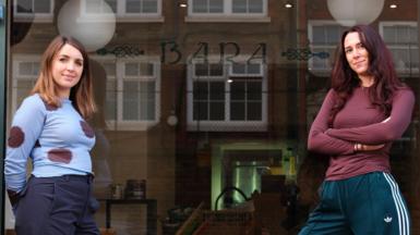 Cecily a Zoë tu allan i Bara