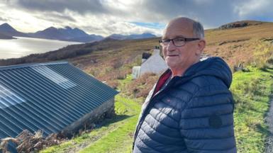 Calum MacAoidh anns Na Feàrnaibh an Ratharsair aig taigh a sheanar, aon de na rèidearan.