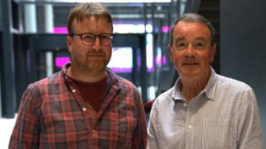 Cynhyrchydd y gyfres, Meic Parry, gyda Nic Parry