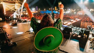 Edwin ar y llwyfan gyda sombrero