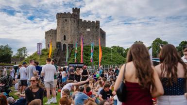 Mae Tafwyl wedi dychwelyd i Gastell Caerdydd i ddathlu 20 mlynedd o'r ŵyl