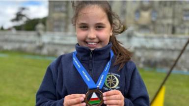 Ffion yn ennill medal yn yr Eisteddfod
