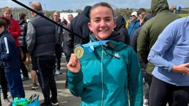 Ariannell yn gwisgo ei medal She Ultra