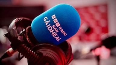 Mic le BBC Radio nan Gàidheal sgrìobhte air