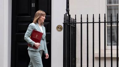 Rachel Reeves walks past number 11 Downing Street