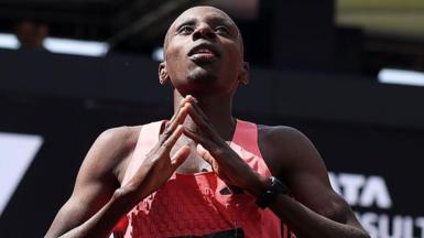 Sabastian Sawe celebrates winning the London Marathon