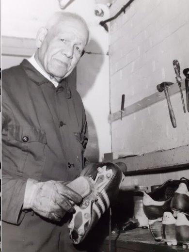 Jack Leslie cleaning boots at West Ham