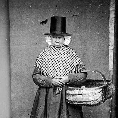 Hen ddynes mewn siôl a het wlân