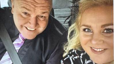 Hunlun o Gary a Hayley Rees, y ddau yn eistedd mewn car