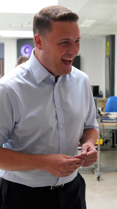 Health Secretary Wes Streeting in shirt sleeves smiling in a hospital ward