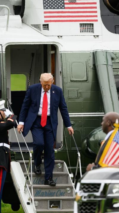 Trump descends helicopter stairs at Chequers 
