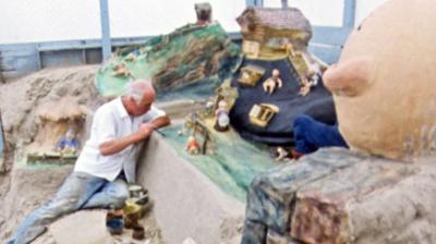 Sand sculptor Fred Darrington working in Weymouth. 