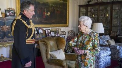 Queen and Gen Sir Nic Carter