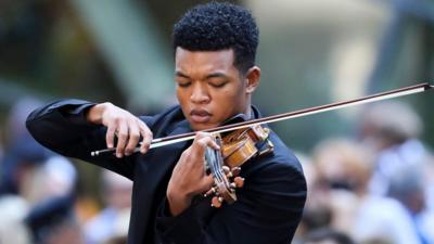 Randall Goosby playing the violin