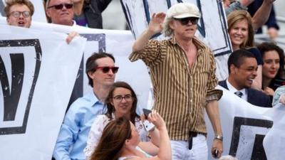 A boat carrying supporters for a " remain" vote in the EU referendum including Irish singer Bob Geldof