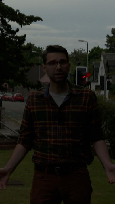 Calum MacLeòid ann an dubhadh na grèine