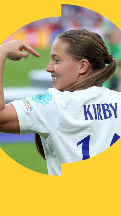 Fran Kirby points at her name on an Englands shirt