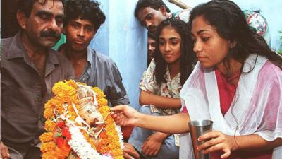 Hindus offering milk to Lord Ganesha