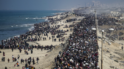 thousands of people waking up the Gaza Strip to go home