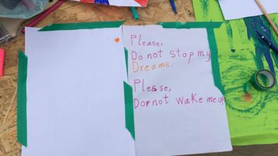 A child's note saying 'Please do not stop my dreams. Please do not wake me up'