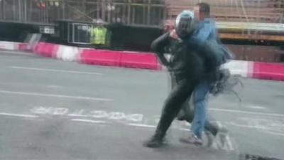 City worker accosts robber