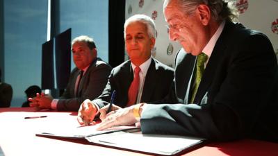 Presidents of US, Mexican and Canadian soccer federations sign a unified bid for the 2026 world cup