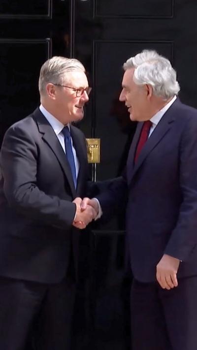 Keir Starmer shakes hands with Gordon Brown