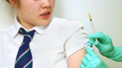 Nighean òg is i dìreach air banachdach fhaighinn