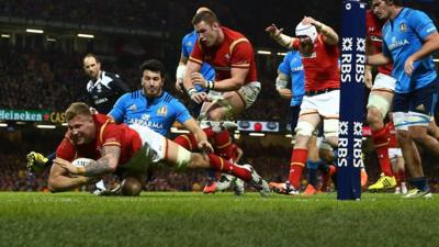 Ross Moriarty scores for Wales