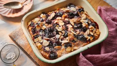 Cherry bakewell baked oats
