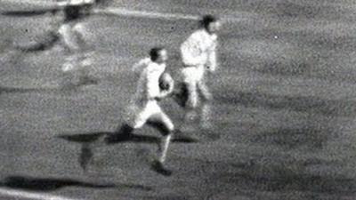 Tom van Vollenhoven scores a Try at Wembley in 1961