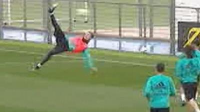 Cristiano Ronaldo scores overhead kick in training