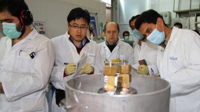 IAEA inspectors and Iranian technicians disconnect connections at the Natanz nuclear power plant on 20 January, 2014