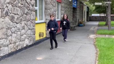 plant yn mynd i'r ysgol