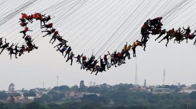 Thrill-seekers in Brazil have broken the unofficial world record for the most participants to take part in a bungee jump.